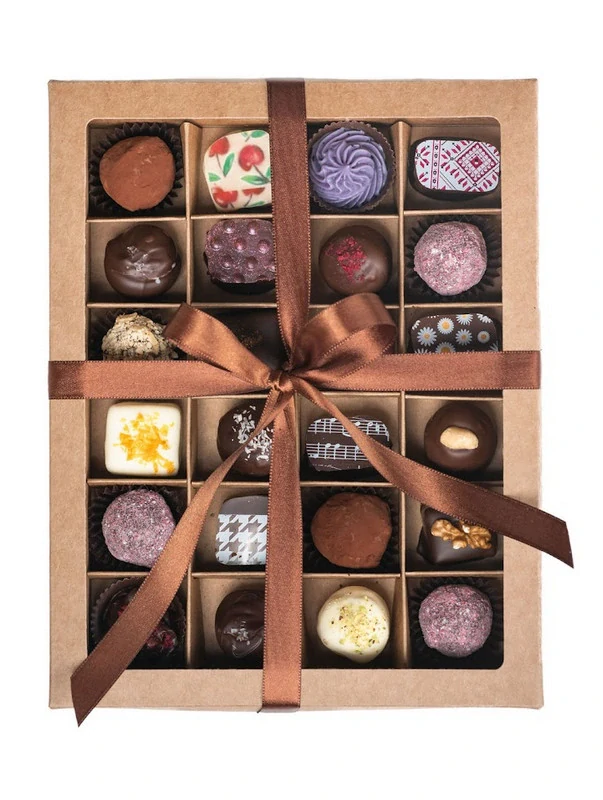 Dárková krabička s 24 kusy lanýžů a bonbonů