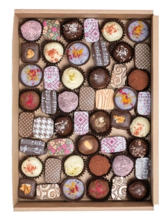 Dárková krabička s 50 kusy lanýžů a bonbonů